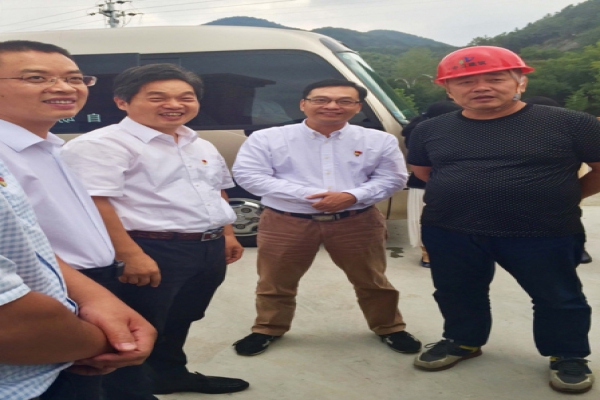 市委常委、區(qū)委書記葛學(xué)斌視察古堰畫鄉(xiāng)游客接待中心建設(shè)項目