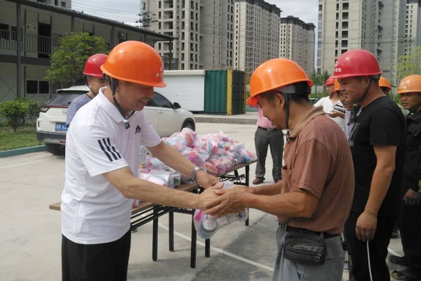 市建設(shè)局、市建筑業(yè)協(xié)會(huì)領(lǐng)導(dǎo)親臨現(xiàn)場(chǎng)慰問一線工人